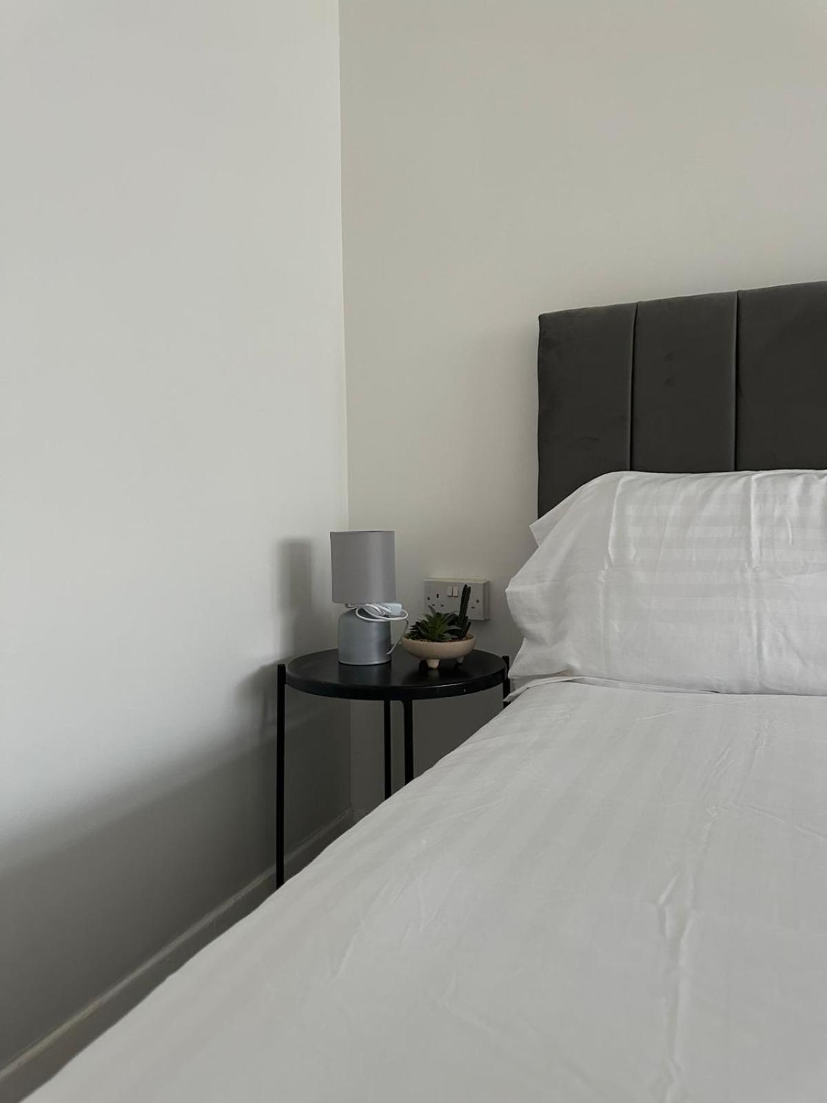 Modern Room In A 4 Bedroom Flat In London, Shared Bathroom! エクステリア 写真