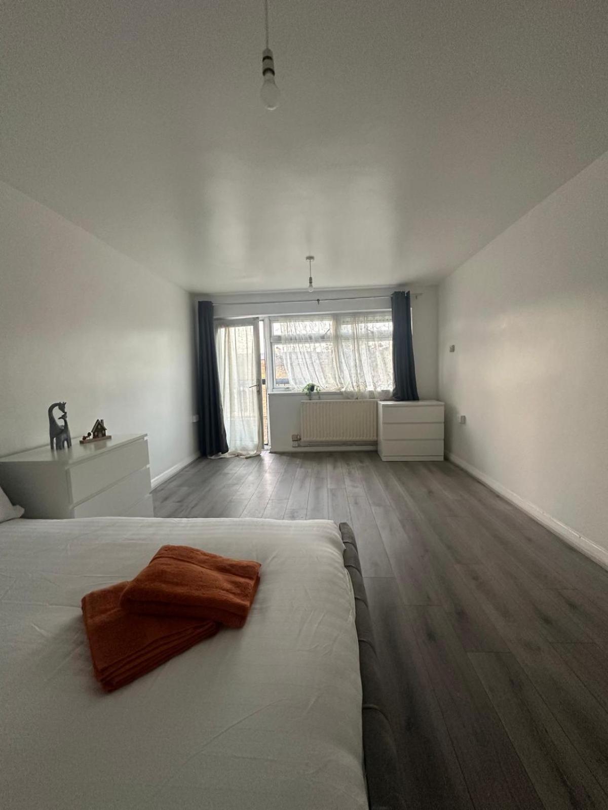 Modern Room In A 4 Bedroom Flat In London, Shared Bathroom! エクステリア 写真