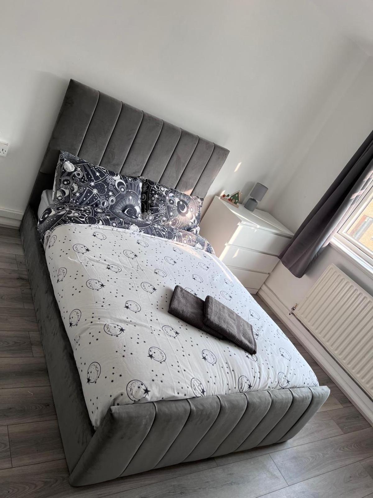 Modern Room In A 4 Bedroom Flat In London, Shared Bathroom! エクステリア 写真