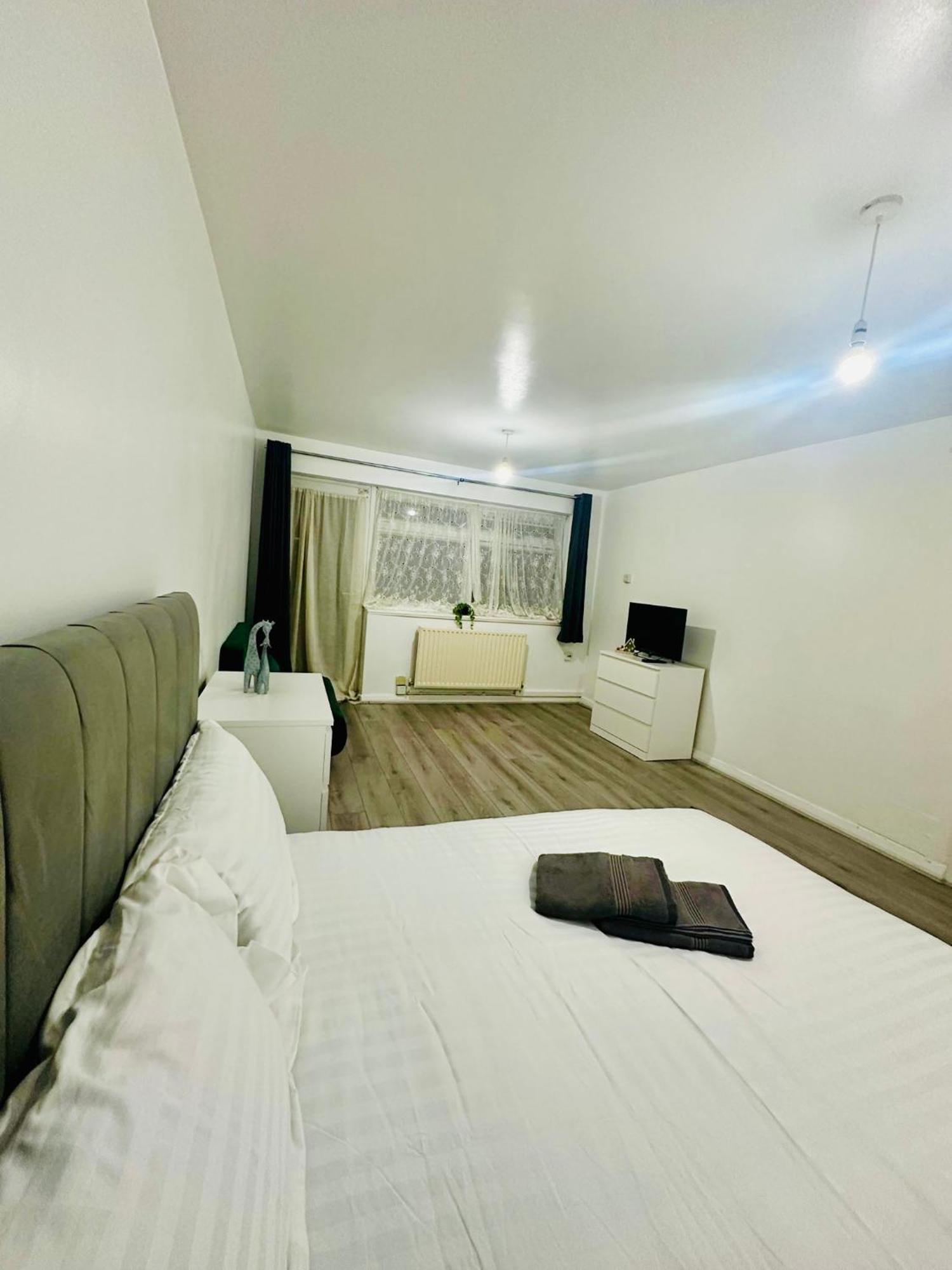 Modern Room In A 4 Bedroom Flat In London, Shared Bathroom! エクステリア 写真